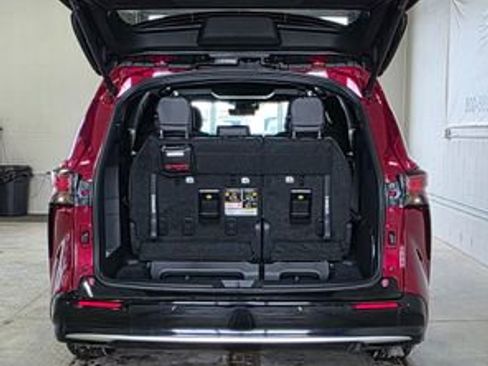 New 2026 Toyota Sienna Platinum image 5