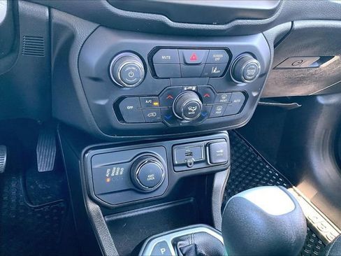 Used 2023 Jeep Renegade Latitude AWD/4WD image 26