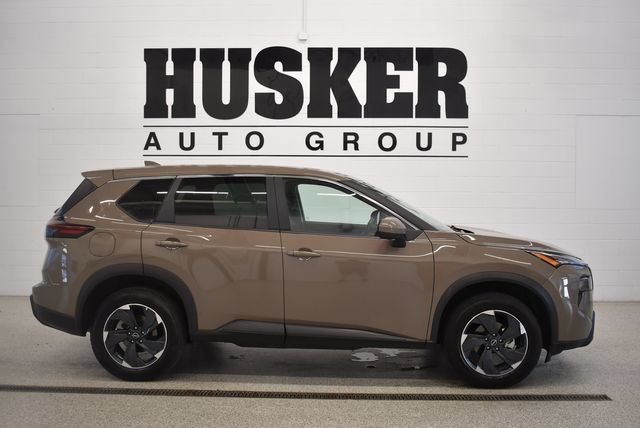 Used 2025 Nissan Rogue SV AWD/4WD image 2