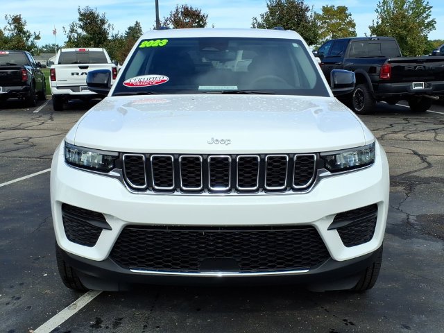 Used 2023 Jeep Grand Cherokee Laredo AWD/4WD image 2