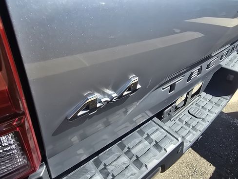 Used 2020 Toyota Tacoma SR5 AWD/4WD image 12