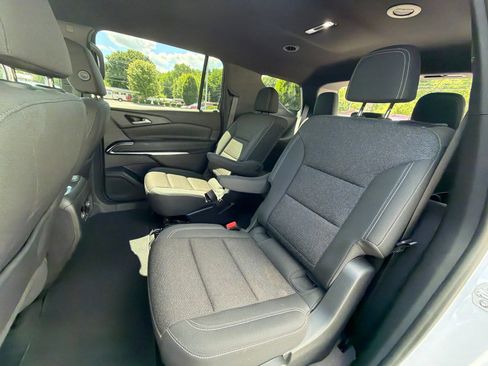Used 2024 Chevrolet Traverse LT FWD image 24