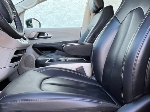 Used 2024 Chrysler Pacifica Touring-L FWD image 7
