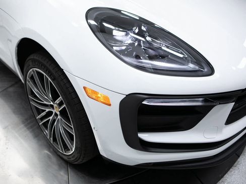 Certified 2025 Porsche Macan image 12
