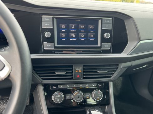 Used 2022 Volkswagen Jetta SE image 21