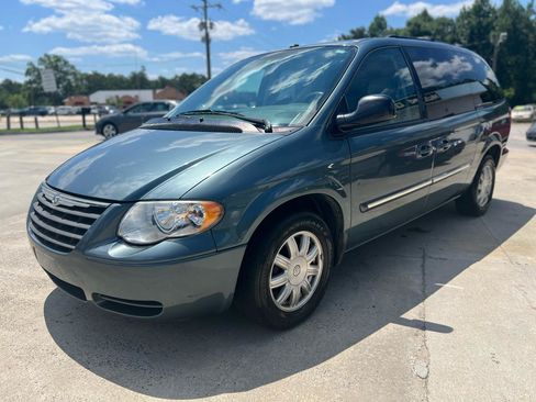 Used 2006 Chrysler Town & Country Touring FWD image 2
