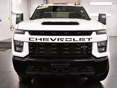 Used 2021 Chevrolet Silverado 2500 Custom w/ Custom Value Package image 2