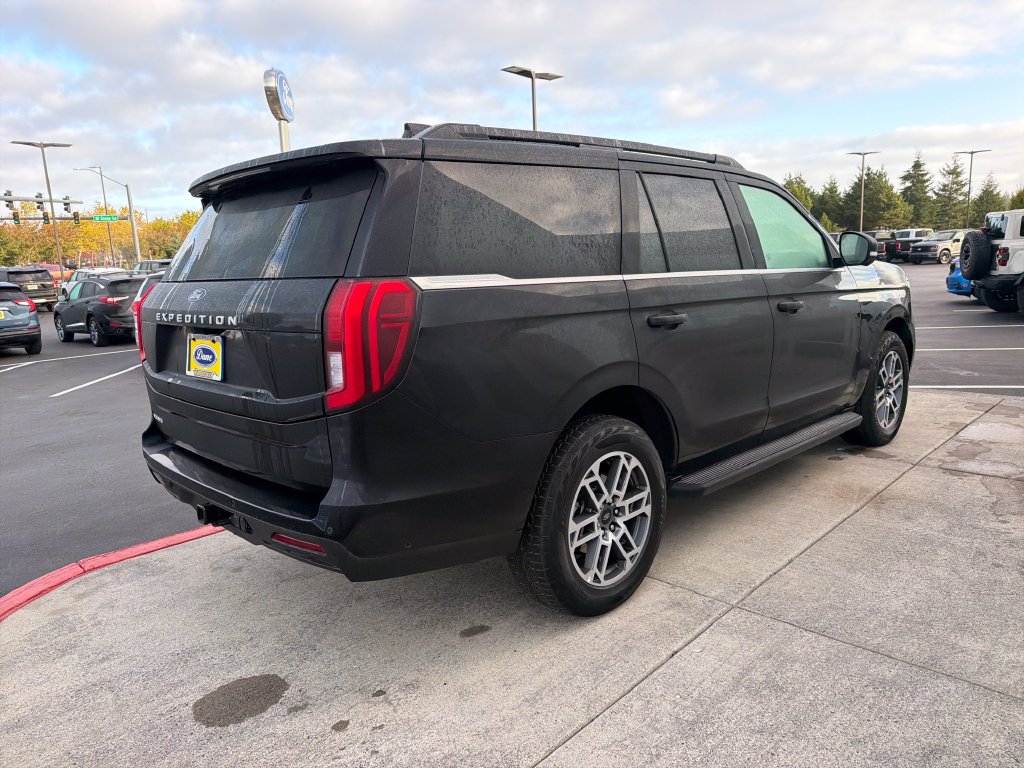 Used 2025 Ford Expedition Active AWD/4WD image 4
