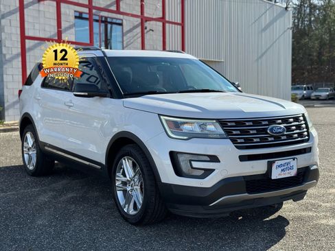Used 2017 Ford Explorer XLT w/ Equipment Group 202A image 10