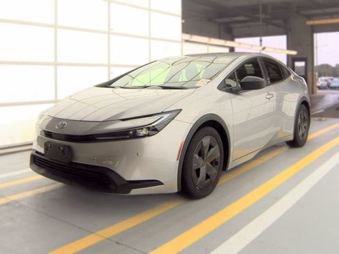 Used 2025 Toyota Prius LE FWD image 3