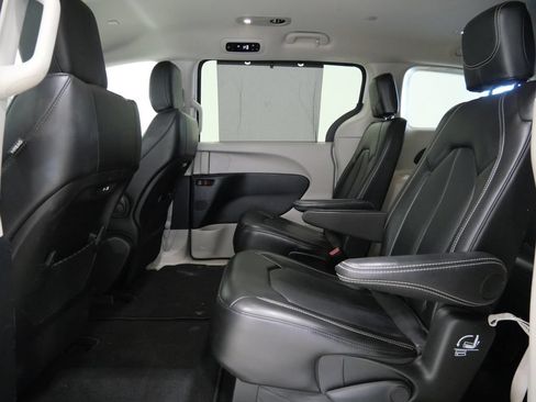 Used 2024 Chrysler Pacifica Touring-L FWD image 23
