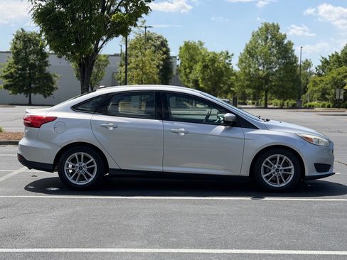 Used 2017 Ford Focus SE w/ Cold Weather Package FWD image 8