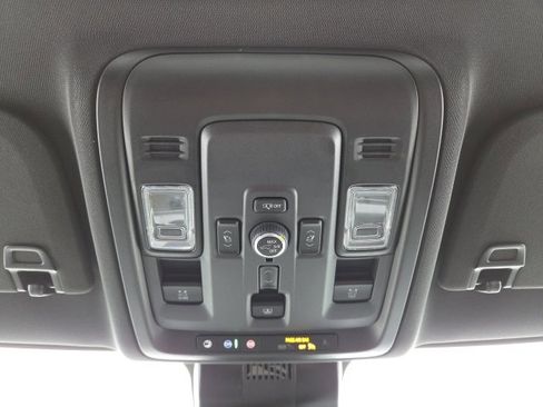 Used 2025 Chevrolet Suburban RST image 18