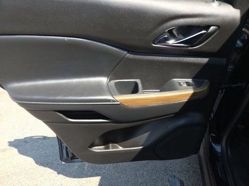 Used 2021 GMC Acadia SLE FWD image 34