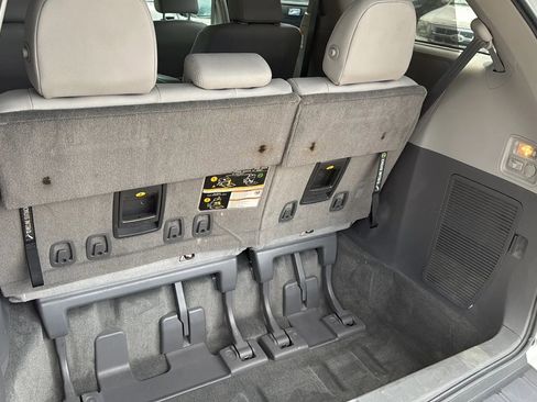 Used 2019 Toyota Sienna XLE image 17