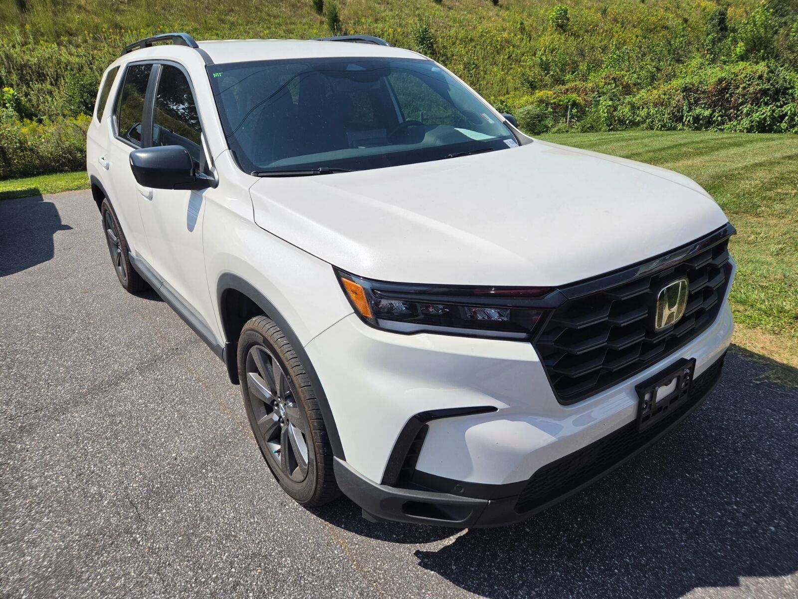 Used 2025 Honda Pilot Sport image 3