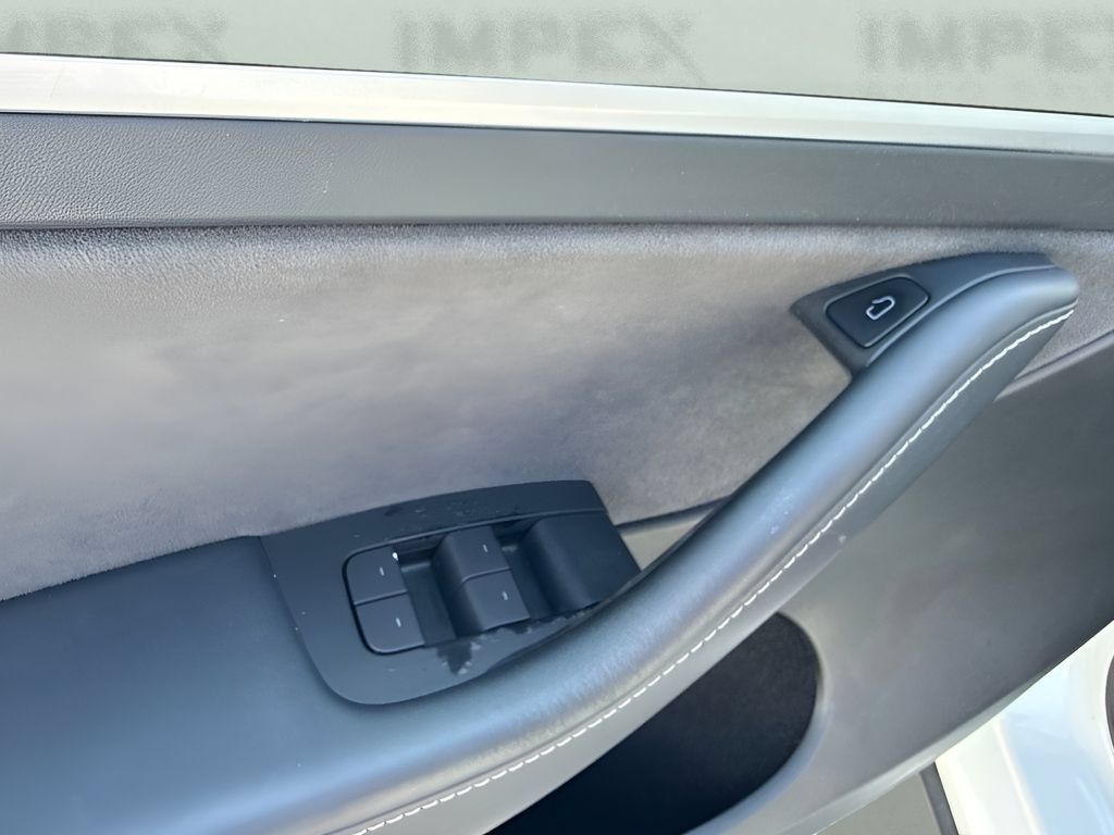 Used 2022 Tesla Model Y Long Range AWD/4WD image 25