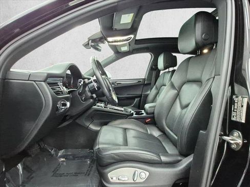 Certified 2022 Porsche Macan AWD/4WD image 5