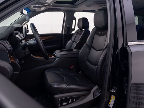Used 2019 Cadillac Escalade Luxury AWD/4WD image 16