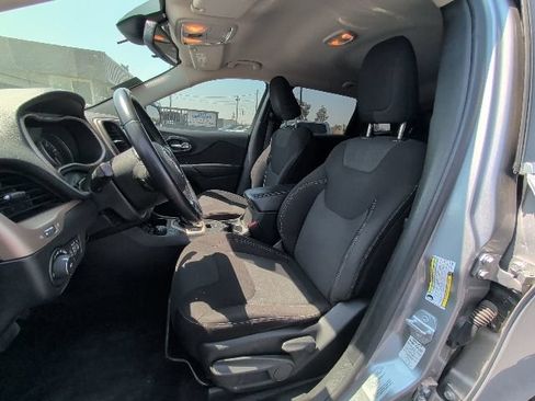 Used 2016 Jeep Cherokee Latitude AWD/4WD image 23