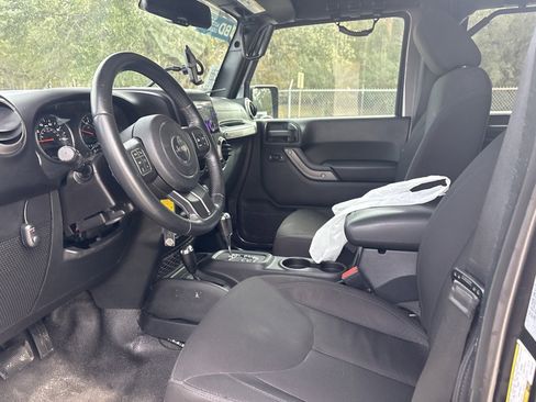 Used 2017 Jeep Wrangler Unlimited Sahara w/ Connectivity Group image 9