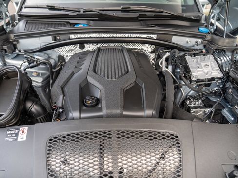 Certified 2025 Porsche Macan image 28