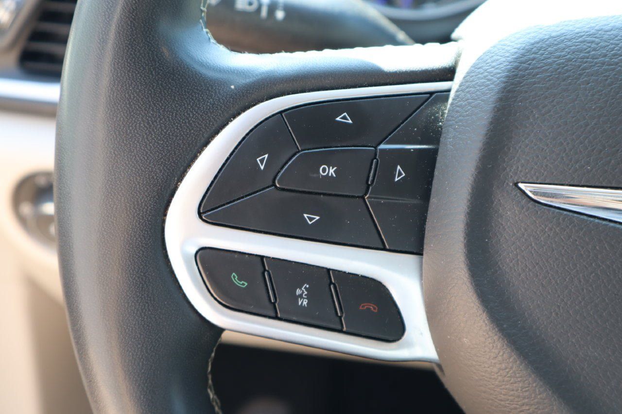 Used 2024 Chrysler Pacifica Touring-L FWD image 13