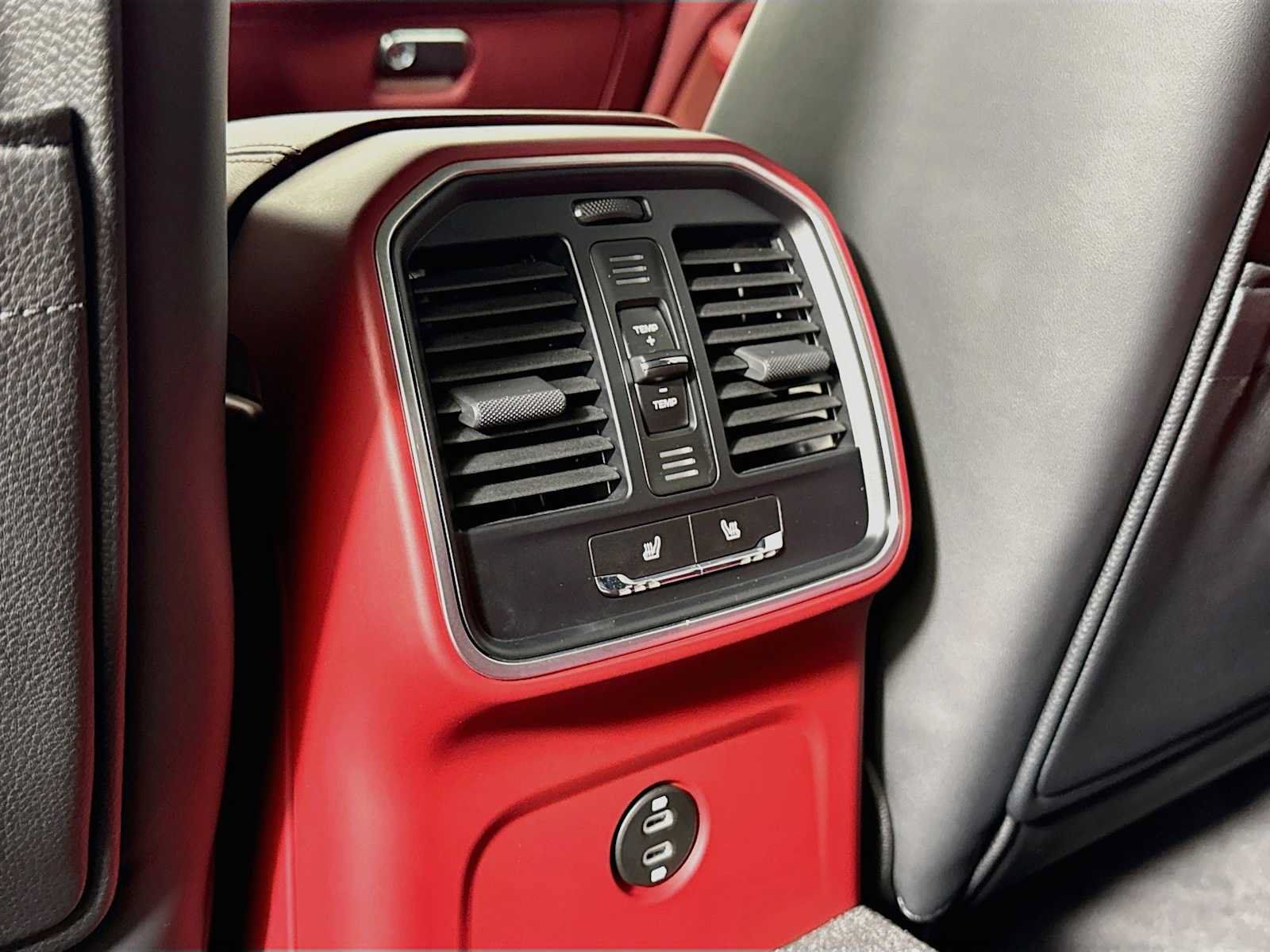 Certified 2025 Porsche Macan AWD/4WD image 26