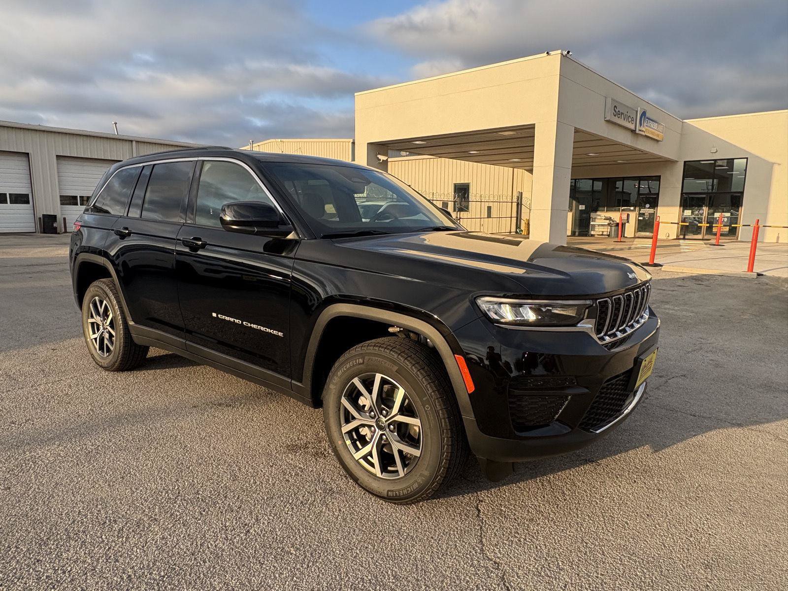 New 2027 Jeep Grand Cherokee Laredo X RWD image 1