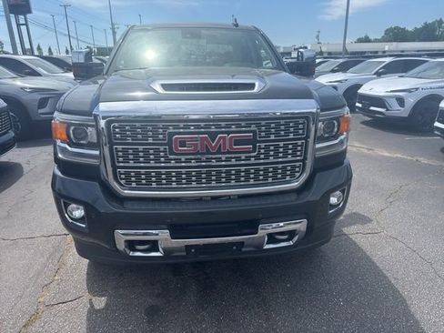 Used 2018 GMC Sierra 2500 Denali w/ Duramax Plus Package AWD/4WD image 10