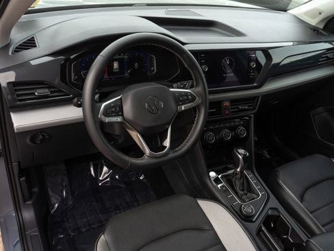 Certified 2022 Volkswagen Taos SEL w/ Panoramic Sunroof Package image 11