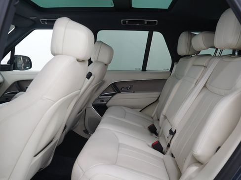 Used 2025 Land Rover Range Rover SE AWD/4WD image 17