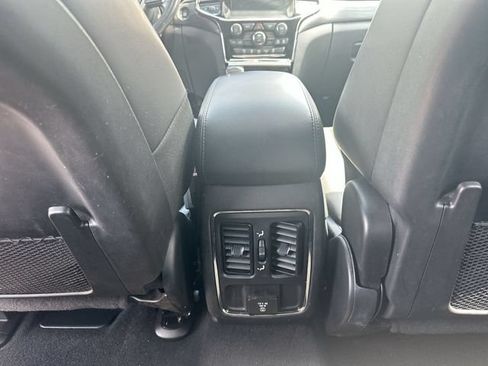 Used 2021 Jeep Grand Cherokee Laredo X AWD/4WD image 23