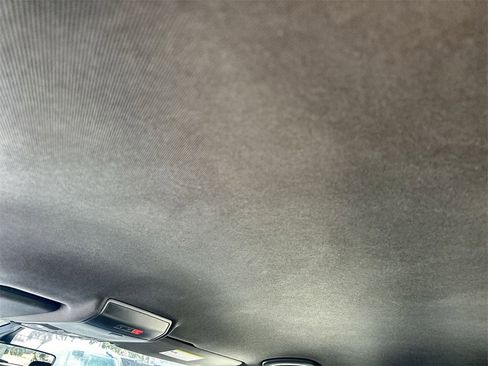 Used 2022 Volkswagen Atlas Cross Sport SE image 19