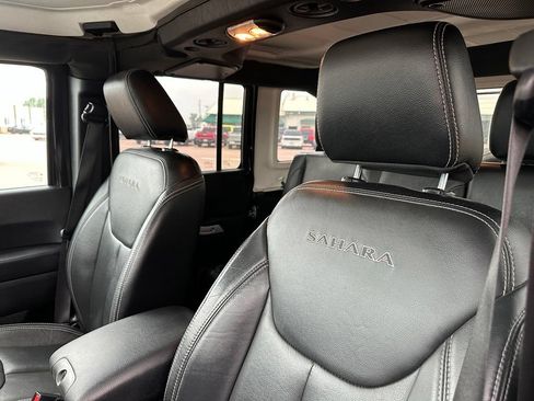 Used 2018 Jeep Wrangler Unlimited Sahara AWD/4WD image 3