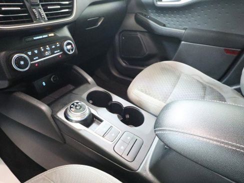 Used 2020 Ford Escape SE image 17