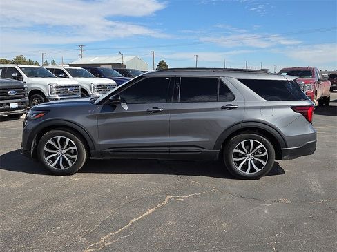 Used 2025 Ford Explorer ST-Line image 2