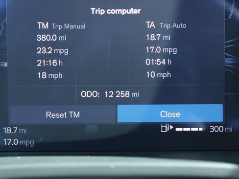 Used 2025 Volvo XC40 B5 Plus image 28