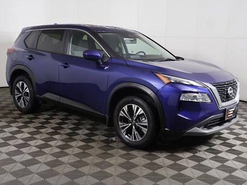 Used 2023 Nissan Rogue SV image 2