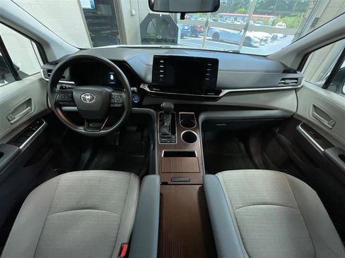 Used 2023 Toyota Sienna LE AWD/4WD image 19