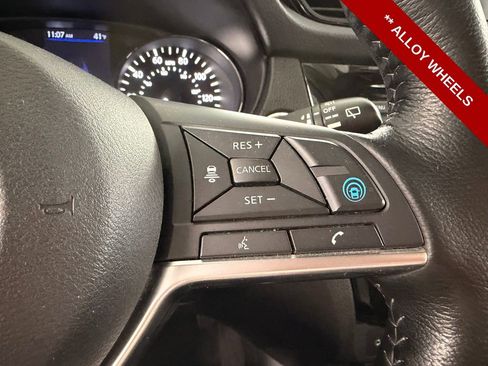 Used 2020 Nissan Rogue SV w/ Premium Package image 18