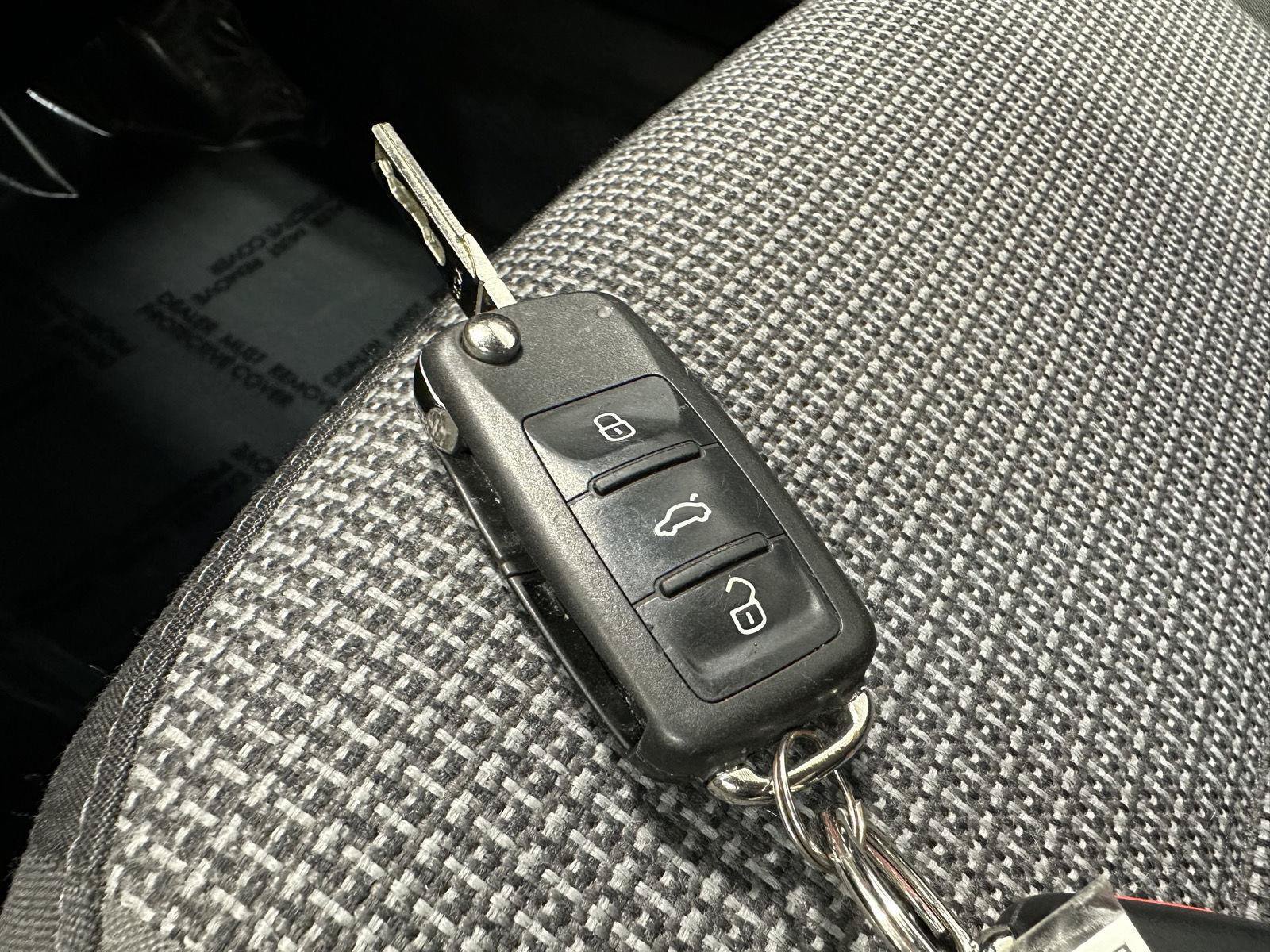 Used 2019 Volkswagen Beetle 2.0T FWD image 21