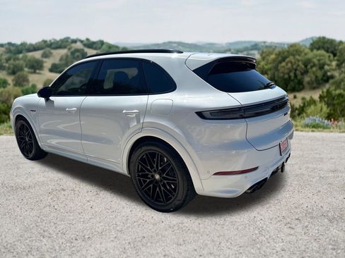Used 2025 Porsche Cayenne Turbo AWD/4WD image 7