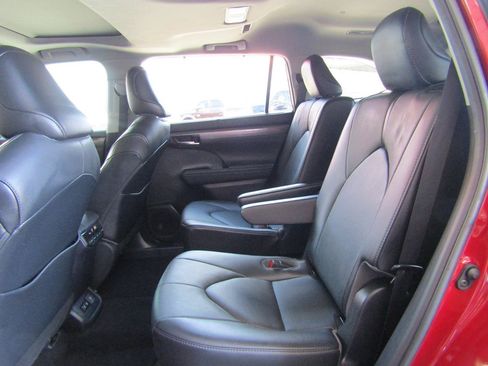 Used 2021 Toyota Highlander Limited FWD image 10