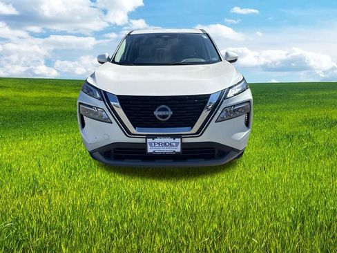 Used 2023 Nissan Rogue SV image 2