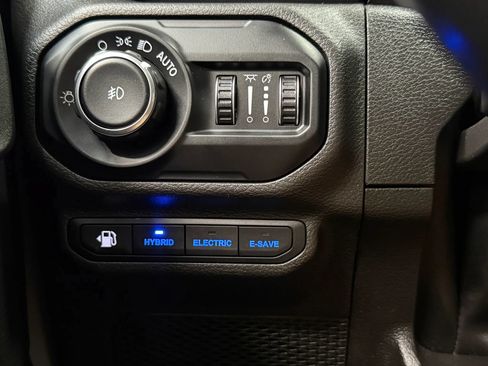 Used 2022 Jeep Wrangler Unlimited Sahara AWD/4WD image 16