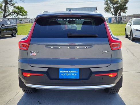 Used 2023 Volvo XC40 B5 Plus image 6