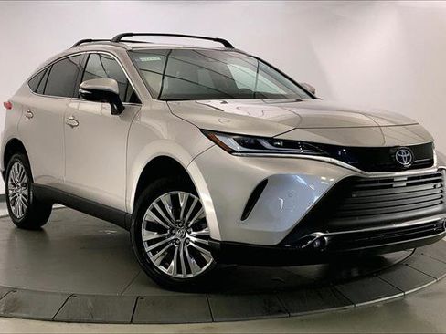 Used 2024 Toyota Venza XLE image 32