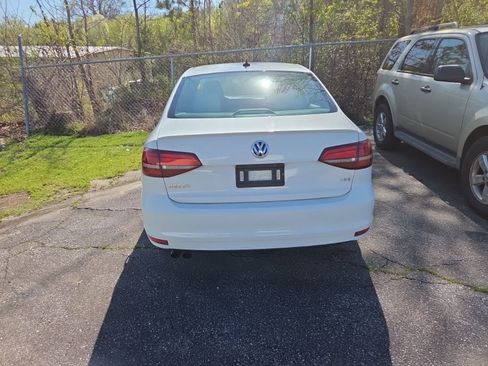 Used 2016 Volkswagen Jetta Sport image 4