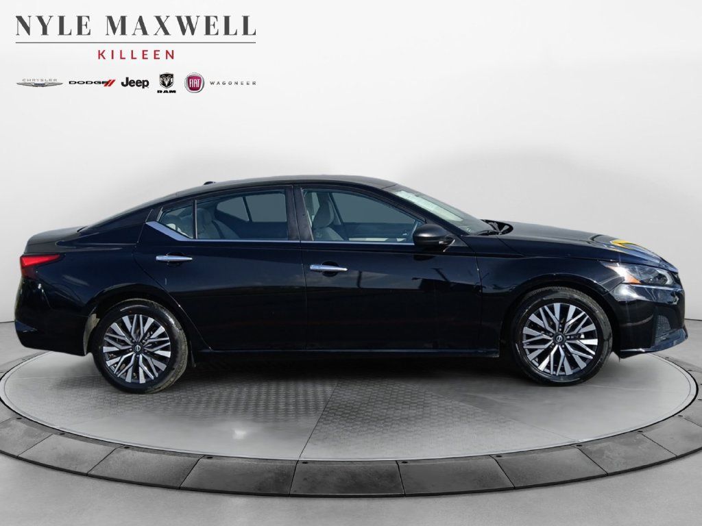Used 2025 Nissan Altima 2.5 SV FWD image 17